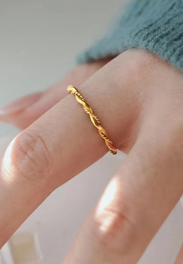 Kira Twisted Elegance Band Ring in Gold