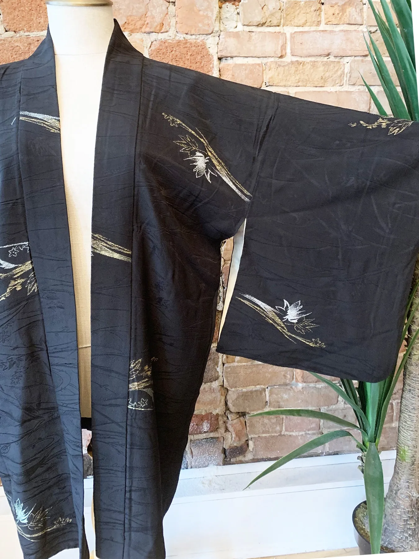 New Arrival ! Vintage Haori/Kimono Black Floral 1970s