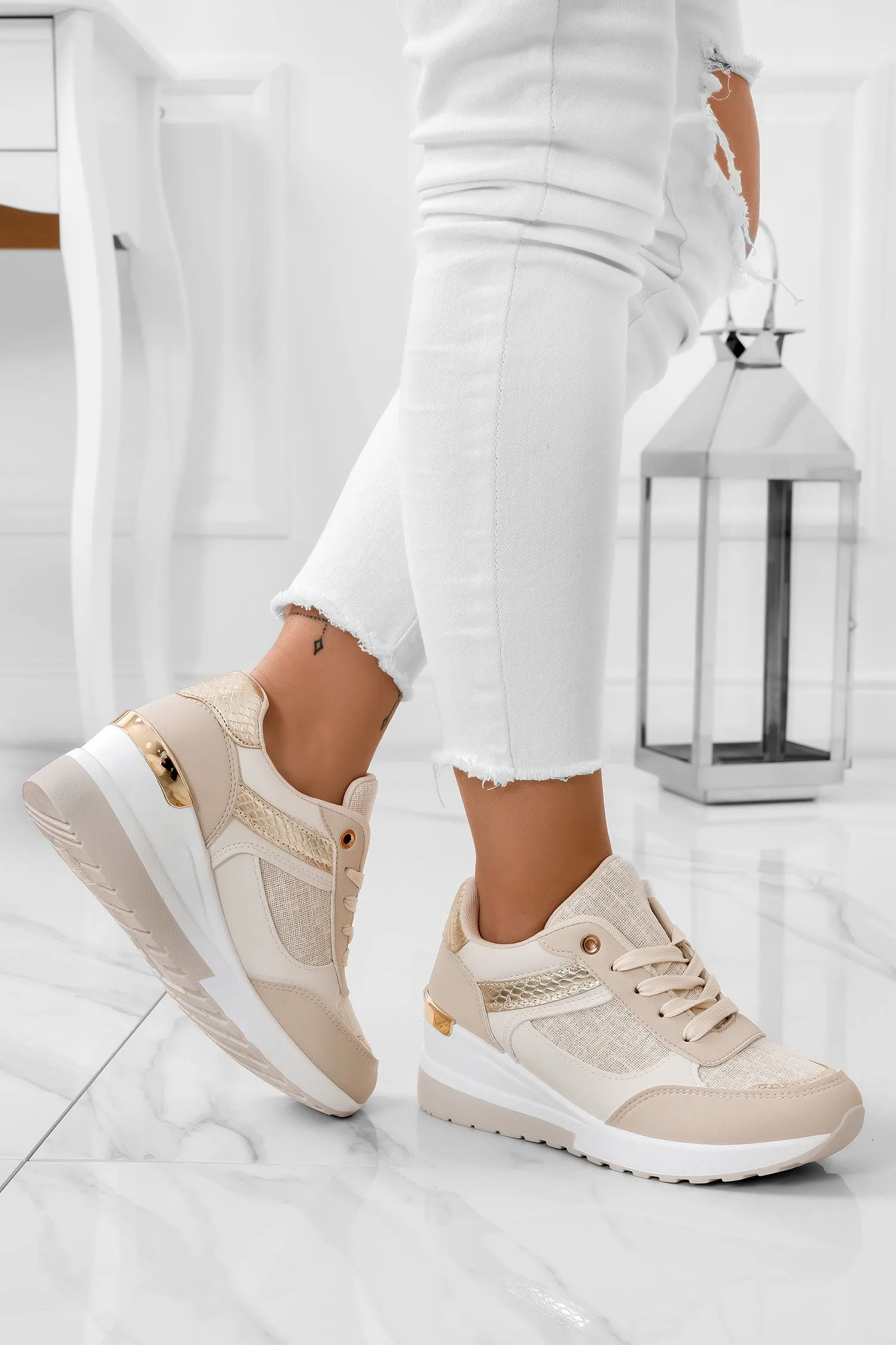 Sneakers beige e oro con zeppa