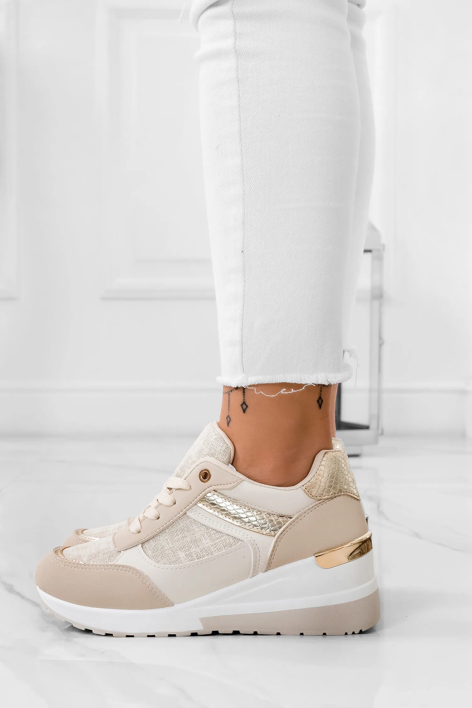 Sneakers beige e oro con zeppa