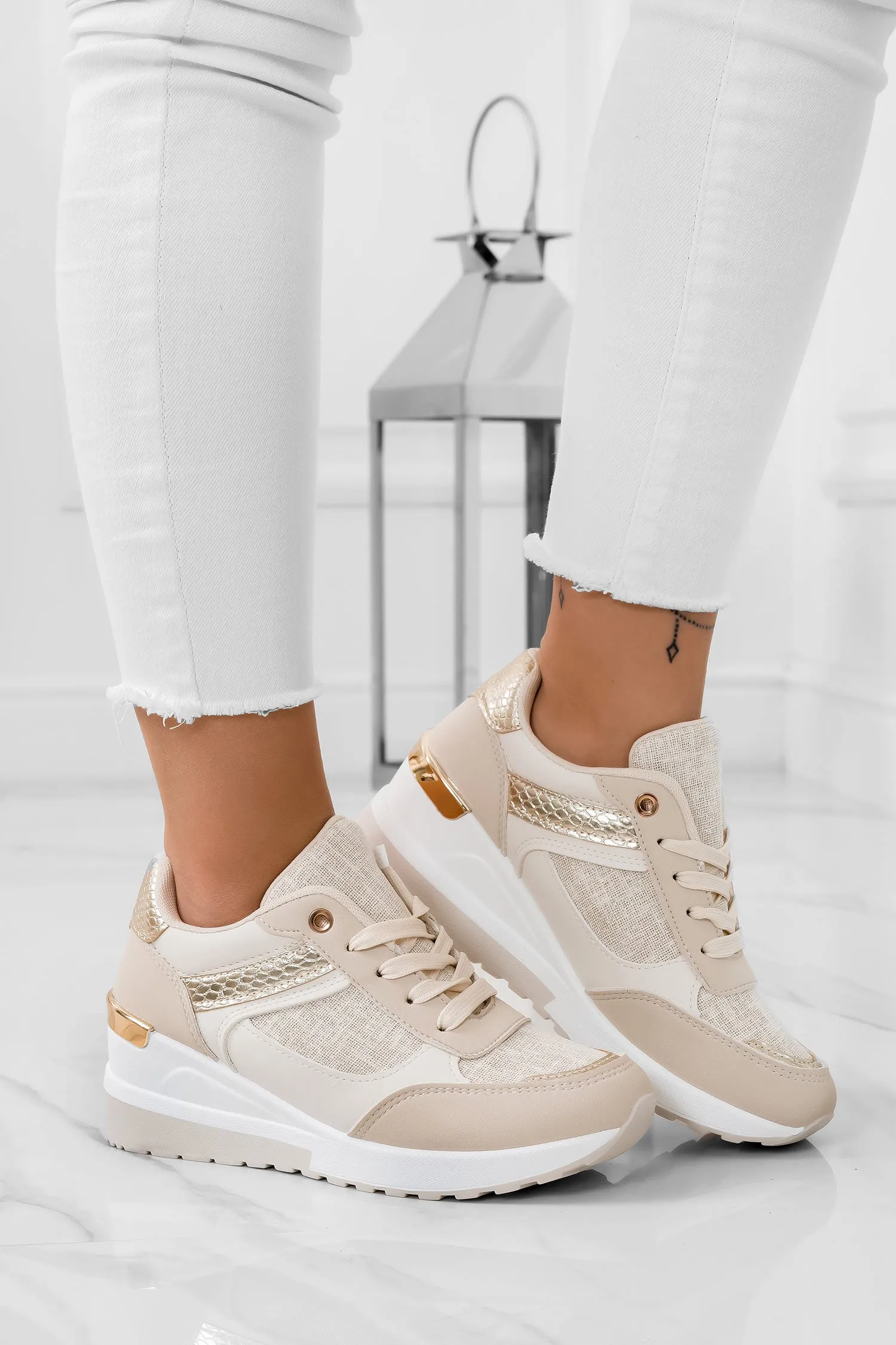 Sneakers beige e oro con zeppa